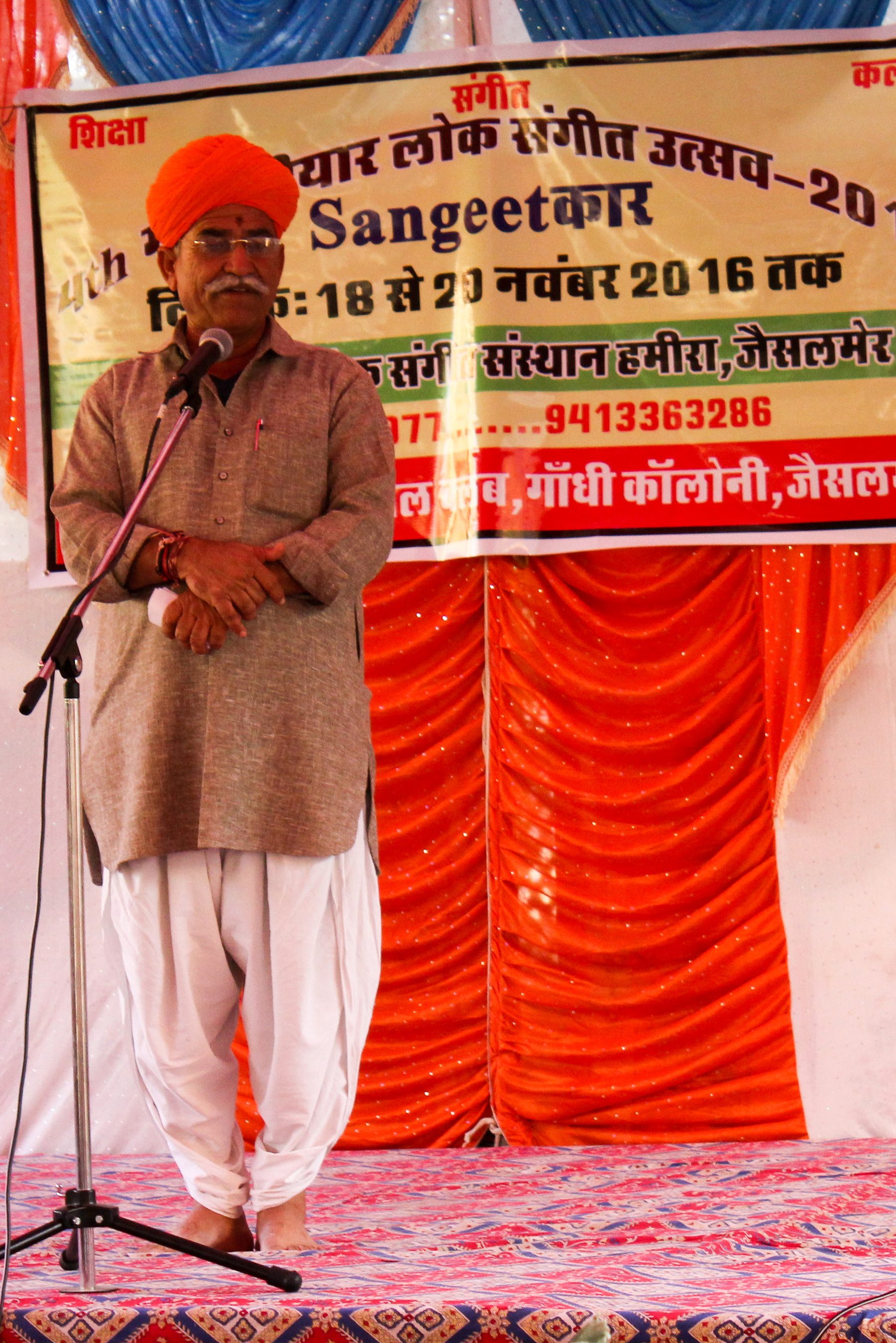 MLA Chotu Singh Bhati speaking at the Manganiyar Folk Music Festival